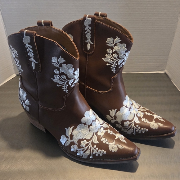 dingo Shoes - Dingo Take A Bow Embroidered Western Ankle Boots Whiskey Brown Leather Size 10M
